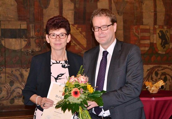 Oberb&uuml;rgermeister Dr. Johannes Bruns gratulierte Beate Sill nach der Wiederernennung zur B&uuml;rgermeisterin von M&uuml;hlhausen (Foto: Stadtverwaltung M&uuml;hlhausen)