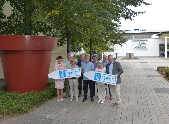 Der &uuml;berdimensionale ega-Blumentopf ziert ab sofort den Eingangsbereich der Th&uuml;ringentherme in M&uuml;hlhausen (Foto: Pressestelle Landratsamt Unstrut-Hainich-Kreis)
