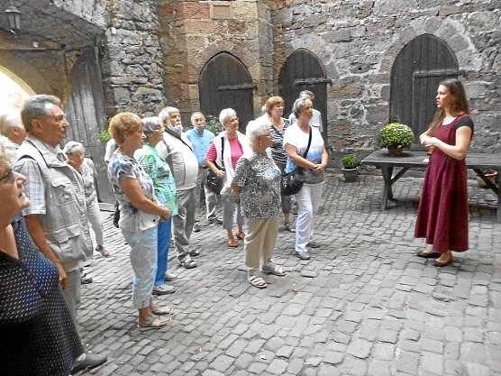 Burgfr&auml;ulein Sonja empf&auml;ngt ihre G&auml;ste im Burghof (Foto: Otrfried Pabst)