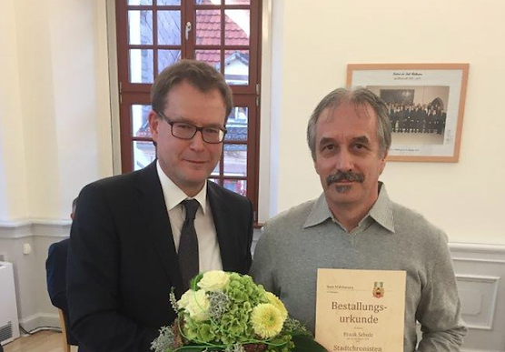 In der j&uuml;ngsten Stadtratssitzung am 27. September wurde Frank Schulz von Oberb&uuml;rgermeister Dr. Johannes Bruns auf weitere f&uuml;nf Jahre als M&uuml;hlh&auml;user Stadtchronisten berufen. (Foto: Pressestelle Stadtverwaltung M&uuml;hlhausen)