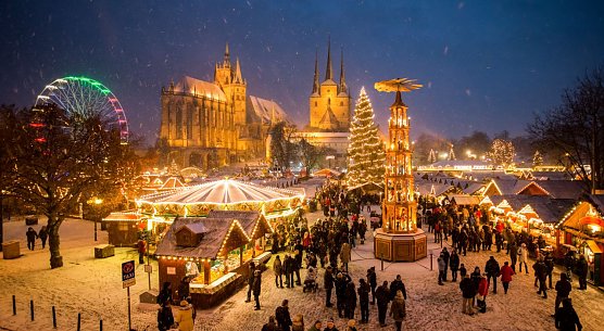 Erfurter Weihnachtsmarkt im Schnee (Foto: Verein St&auml;dtetourismus in Th&uuml;ringen e.V./Schmidt)
