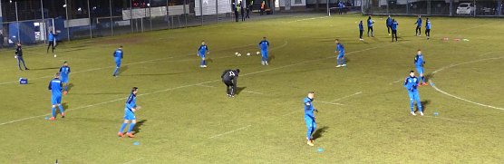 Auf dem Nebenplatz wird aufgew&auml;rmt (Foto: nnz)