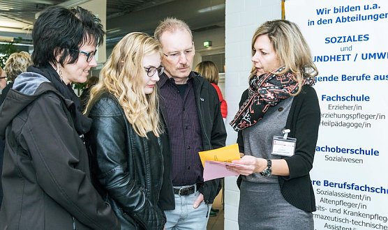 bildungsmesse (Foto: Matthäus Bartholomäus) bildungsmesse (Foto: Matthäus Bartholomäus)