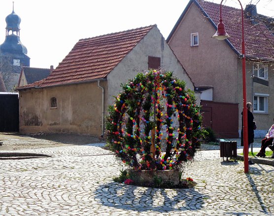 Größtes Osterei Thüringens steht wieder in Etzleben (Foto: Peter Keßler) Größtes Osterei Thüringens steht wieder in Etzleben (Foto: Peter Keßler)