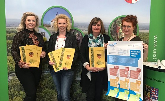 Zuwendungsbescheide &uuml;bergeben (Foto: Landratsamt)