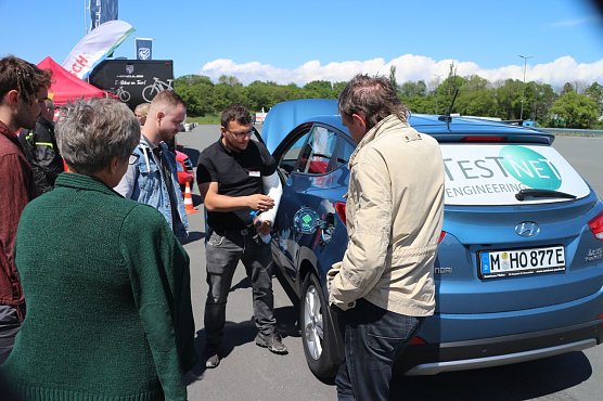 Robin Teichmann erl&auml;uterte die Brennstoffzellentechnik (Foto: Angelo Glashagel)