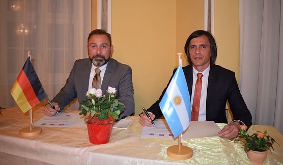 Freundschaftsvertrag (Foto: Stadtverwaltung Bad Langensalza) Freundschaftsvertrag (Foto: Stadtverwaltung Bad Langensalza)