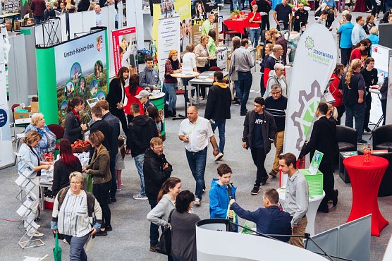 In der Zeit von 10.00 Uhr bis 15.00 Uhr besuchten ca. 1.000 Interessierte die erste Fachkr&auml;ftemesse des Landkreises in M&uuml;hlhausen. (Foto: Matth&auml;us Bartholom&auml;us)