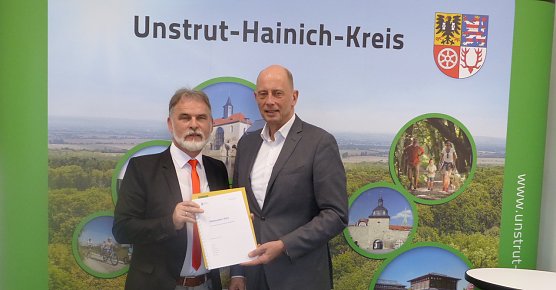 Minister&uuml;bergabe (Foto: LRA Unstrut-Hainich-Kreis)