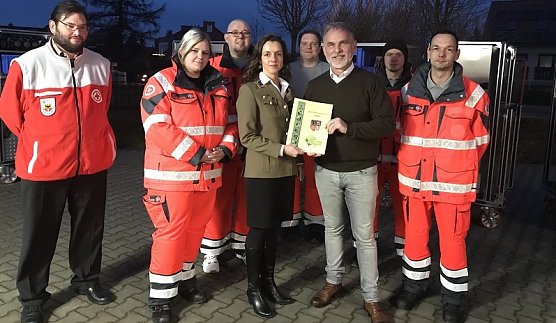 &Uuml;bergabe LKW (Foto: LRA UH)