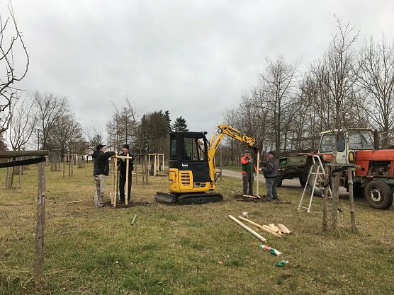Ein bekanntes Unternehmen aus Gro&szlig;vargula stellte einen Bagger zur Unterst&uuml;tzung beim Pflanzen bereit. (Foto: Dagmar Kleemann)