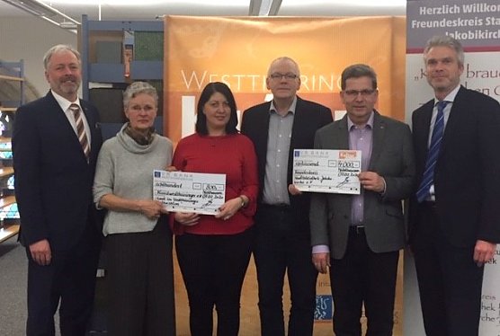 Scheck&uuml;bergabe VR Bank Westth&uuml;ringen f&uuml;r Westth&uuml;ringer Kultursalon 202 (Foto: Angelika Rotzal)