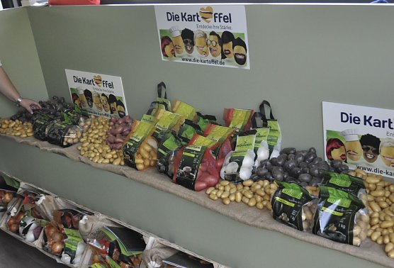 Die deutschen Kartoffelh&auml;ndler empfehlen, Kartoffeln nicht in gro&szlig;en Mengen zu hamstern, sondern diese frisch und bedarfsgerecht einzukaufen (Foto: Kartoffel-Marketing GmbH)