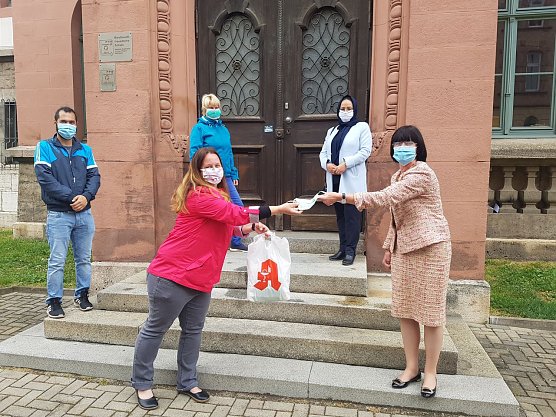 Derzeit arbeiten regelm&auml;&szlig;ig vier N&auml;her und N&auml;herinnen, darunter Ghasem Mohammady und Farishtah Haqiqi, am Mundschutz und stellen diese im Rahmen von zwei Schulpatenschaften der Thomas-M&uuml;ntzer-Schule und der Martinischule zur Verf&uuml;gung. (Foto: Pressestelle Landratsamt Unstrut-Hainich-Kreis)