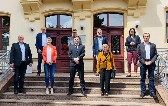 Kooperationspartner vor dem Landratsamt (Foto: J:Pieper)