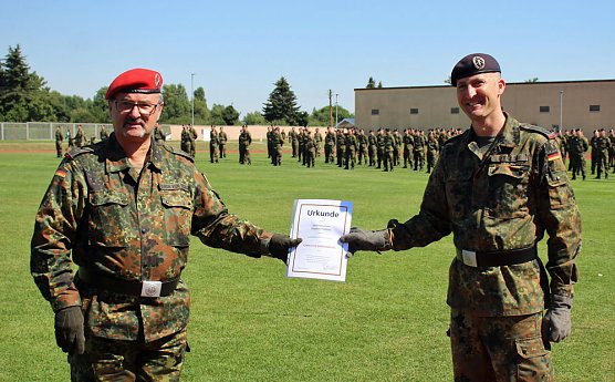 Bei Appell in Sondershausen Kommando &uuml;ber geben (Foto: Karl-Heinz Herrmann)
