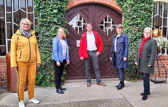 Neuer Vorstand des Verein von rechts nach links: Ulrike K&ouml;ppel, Jeannette Krey&szlig;el, Sebastian Ke&szlig;ler, Nancy Krug, Maria Ludwig (Foto: F.Heller)