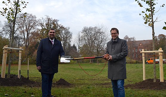 Baumpflanzung am Alten Friedhof (Foto: Anke Pfannstiel &copy; Stadtverwaltung M&uuml;hlhausen)