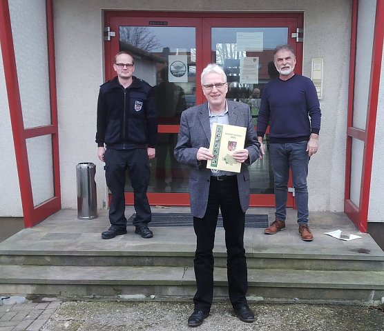 v.l.: Florian Krieg/Fachdienstleiter Brand- Katastrophen- und Rettungsdienst, Rainer Engel/Gesch&auml;ftsf&uuml;hrer Diakonisches Werk Eichsfeld - M&uuml;hlhausen e.V., Harald Zanker/Landrat (Foto: Pressestelle Landratsamt Nordhausen)