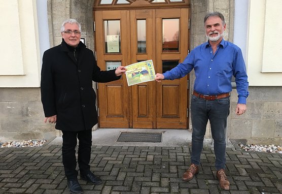 &Uuml;bergabe des Schecks an Herrn Pointer (Foto: LRA UH)