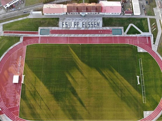 Das frisch sanierte Stadion der Freundschaft in Bad Langensalza (Foto: Drohnen-Foto: Julian Sch&ouml;neberg)