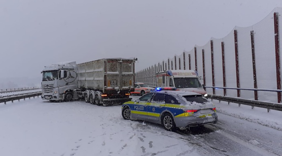 Sattelzug auf der A 4 in Richtung Dresden kurz vor der Anschlussstelle Gera-Langenberg (Foto: Landespolizeiinspektion Nordhausen)