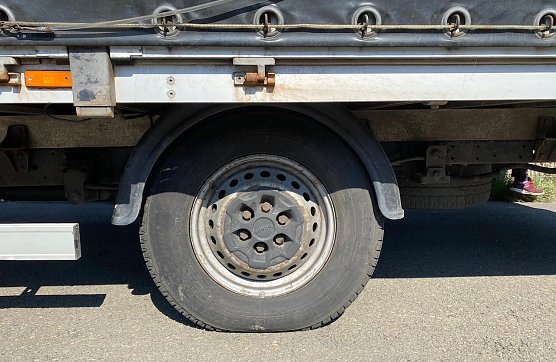 Das macht der beste Reifen nicht mit: Dreifache &Uuml;berladung eines Kleintransporters (Foto: Autobahnpolizei)