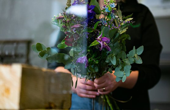 Sch&ouml;ner Beruf, aber schlecht bezahlt: Besch&auml;ftigte in der Floristik arbeiten meist zu Niedrigl&ouml;hnen, kritisiert die IG BAU � und ruft die Arbeitgeber zu Tarifverhandlungen auf.  (Foto: IG BAU)