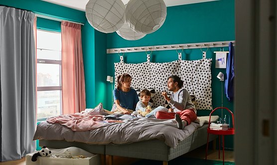 Den Traum vom Acht-Stunden-Tag hegen Eltern wie Nicht-Eltern - in der Realit&auml;t liegt die Schlafzeit meist zwischen sechs und unter acht Stunden.  (Foto: IKEA Deutschland)