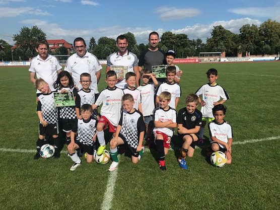 Spenden in H&ouml;he von 4.500 Euro &uuml;bergab Landrat Harald Zanker diese Woche an drei Sportvereine der Region (Foto: Landratsamt UHK)