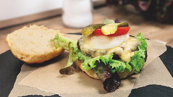 Au&szlig;en knusprig, innen weich, s&uuml;&szlig; und buttrig � besonders fluffig werden Burger Buns mit Kartoffeln  (Foto: KMG)