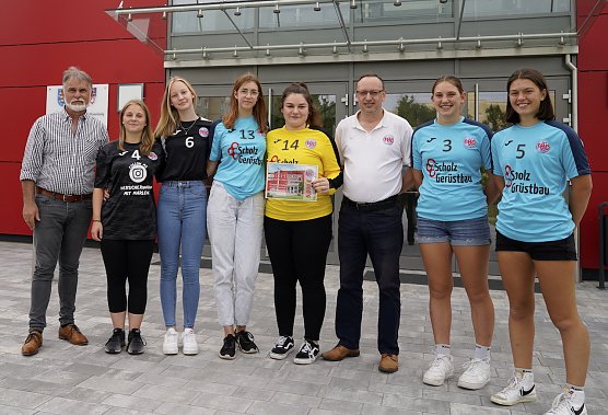 Landrat Zanker mit Pr&auml;sident und Nachwuchsspielerinnen des THC (Foto: THC)