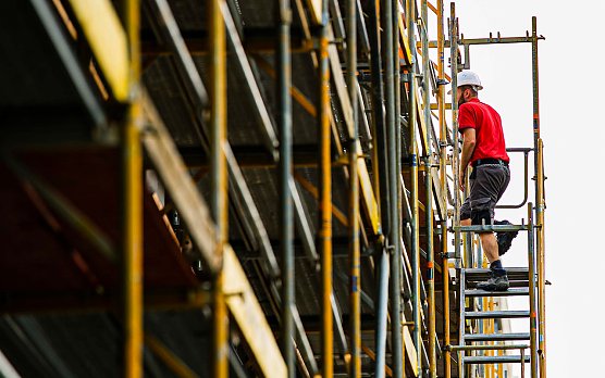 Hoch hinaus: Eine Ausbildung auf dem Bau ist gut bezahlt und bietet viele Karrierem&ouml;glichkeiten, so die IG BAU. Allerdings m&uuml;sse die Branche f&uuml;r Fachleute noch attraktiver werden � gerade in puncto Vereinbarkeit von Familie und Beruf. (Foto: IG BAU)