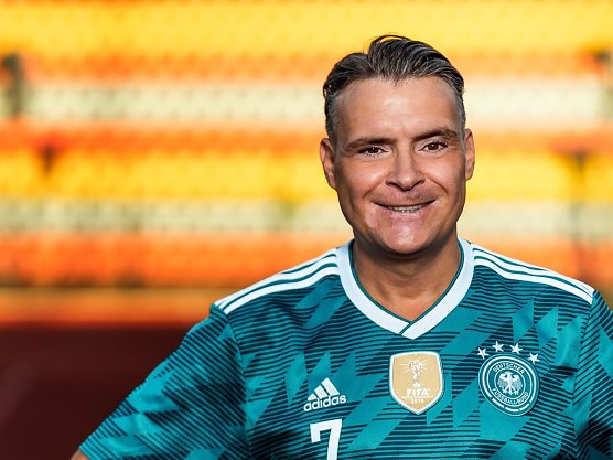 Patrick Kurth im Trikot des Bundestags-Fußballteams (Foto: ©Nils Beckmann) Patrick Kurth im Trikot des Bundestags-Fußballteams (Foto: ©Nils Beckmann)