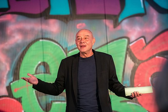 Steve Karier berichtet "die ganze Wahrheit" &uuml;ber M&uuml;hlhausen (Foto: Thomas M&uuml;ller)