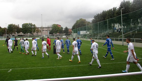 Beide Teams laufen im Stadion in der Grubenstar&szlig;e ein (Foto: M.Fromm)