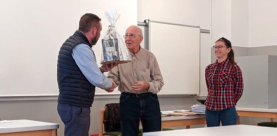 B&uuml;rgermeister Reinz ehrt Dr. Siegfried Lange (Foto: G&auml;stef&uuml;hrer-Zunft)
