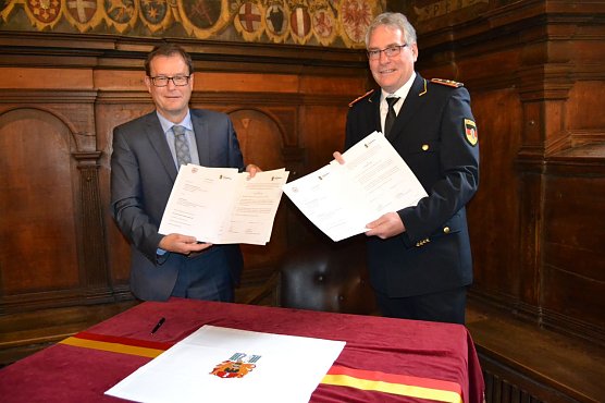 Heute unterzeichneten Karl-Heinz Banse, Pr&auml;sident des Deutschen Feuerwehrverbandes, und der Oberb&uuml;rgermeister der Stadt M&uuml;hlhausen Dr. Johannes Bruns in der Gro&szlig;en Ratsstube des Historischen Rathaus die Vertr&auml;ge. (Foto: Stadtverwaltung M&uuml;hlhausen)