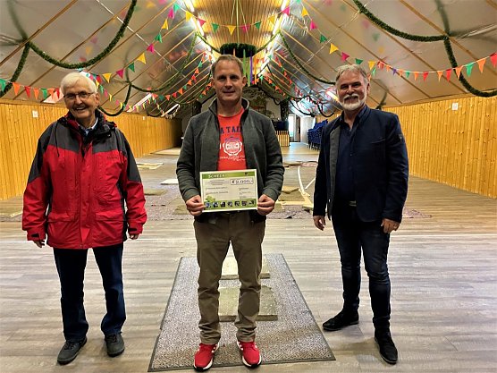 Mit einer Spende unterst&uuml;tzt der Landkreis den Sch&uuml;tzenverein Reiser 1908 (Foto: Landratsamt UHK)