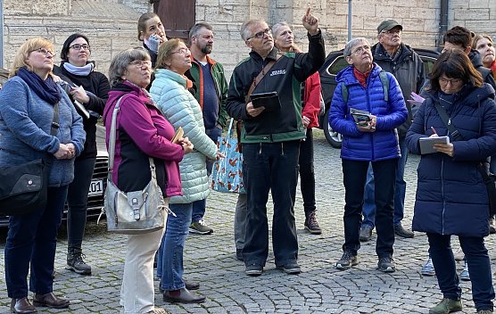 Bad Langensalzas G&auml;stef&uuml;hrer lauschen den Ausf&uuml;hrungen Silvio Hellmundts (Foto: oas)