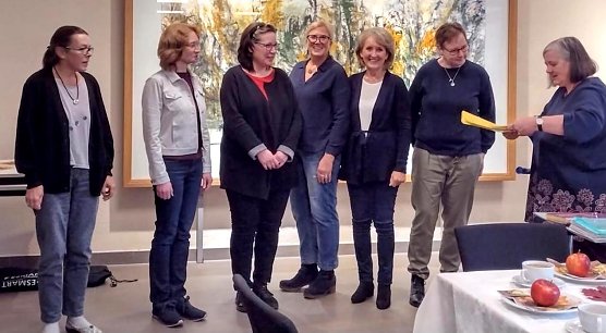 Fünf Frauen treten ihren ehrenamtlichen Dienst in der Sterbebegleitung an (Foto: Diakonie Novalis) Fünf Frauen treten ihren ehrenamtlichen Dienst in der Sterbebegleitung an (Foto: Diakonie Novalis)