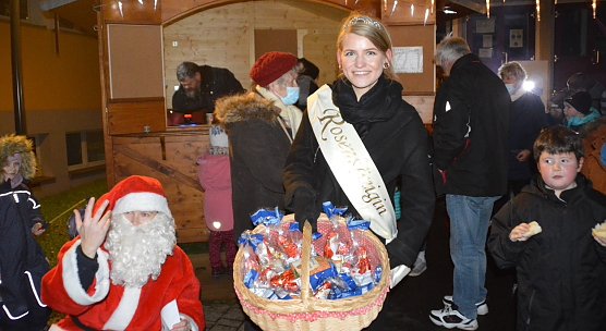 Weihnachtsmann und Rosenk&ouml;nigin lie&szlig;en sich den Umzug nicht entgehen (Foto: P.Kosiol)