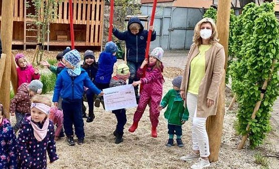 Spende an den F&ouml;rderverein des evangelischen Kindergartens Elisabeth von Th&uuml;ringen in M&uuml;hlhausen am 17.05.2021 (Foto: C.Eger)