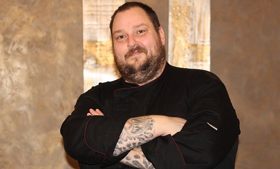 Kai Wei&szlig; in schwarzer Arbeitskleidung in seinem Restaurant (Foto: Eva Maria Wiegand)