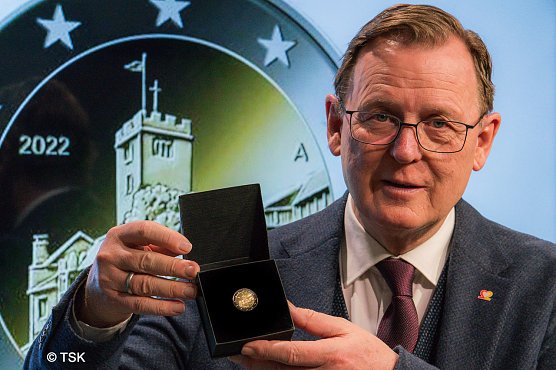 Stolz pr&auml;sentiert der Ministerpr&auml;sdient die M&uuml;nze (Foto: Th&uuml;ringer Staatskanzlei)