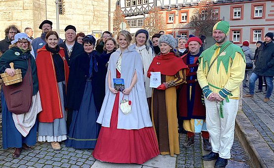 Ein gut gelauntes H&auml;uflein G&auml;stef&uuml;hrer freut sich auf die F&uuml;hrung (Foto: oas)