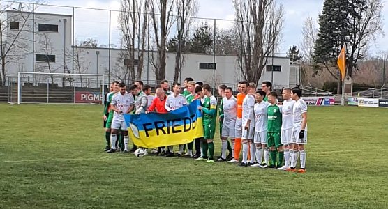 Protestaktion der Spieler gegen den Krieg am vergangenen Samstag in Weimar (Foto: M.Fromm)