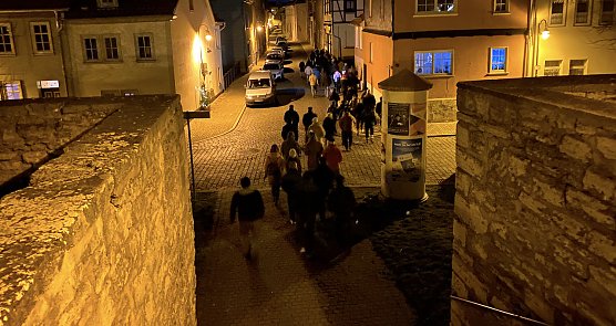 Spazierg&auml;nger heute Abend in der Altstadt (Foto: oas)