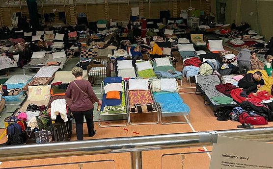 &Uuml;berf&uuml;llte Turnhalle in Medyca, wo Hunderte von Fl&uuml;chtlingen auf Hilfe warten (Foto: T.Kirschner)