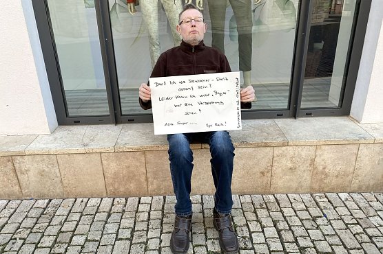 Opa Ralle sitzt am Rathausplatz (Foto: oas)